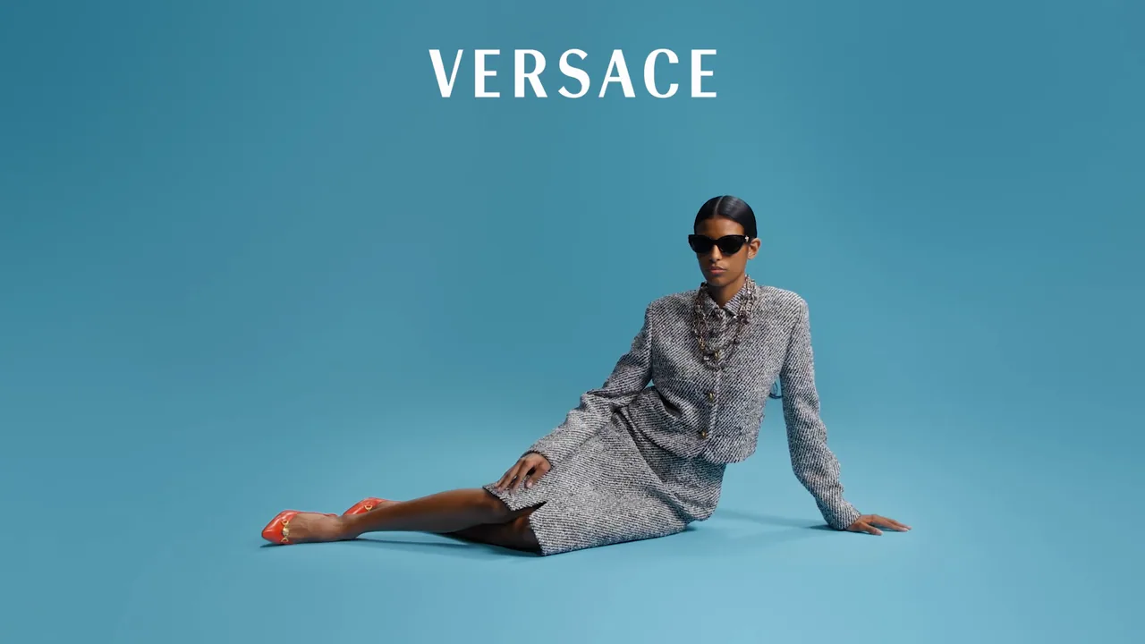 Video 1 de 2 de Versace