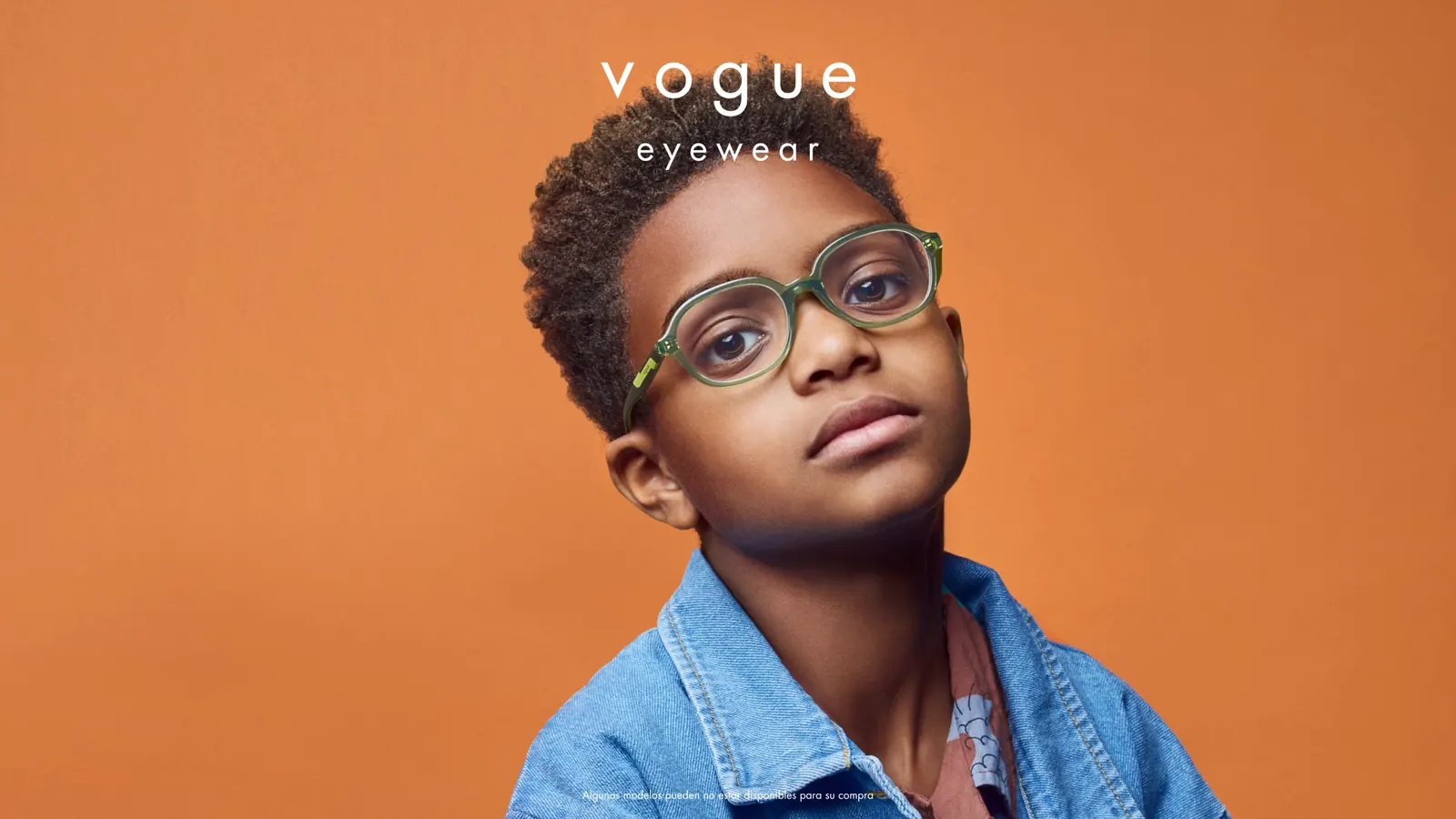Campaña Vogue Eyewear Kids: dos monturas de colores flotando sobre un fondo azul